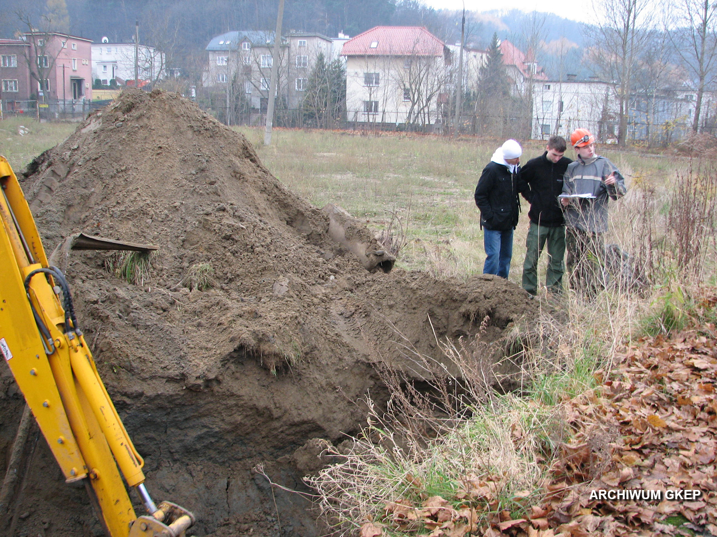 Listopad 2007. Akcja badawcza z użyciem koparki.