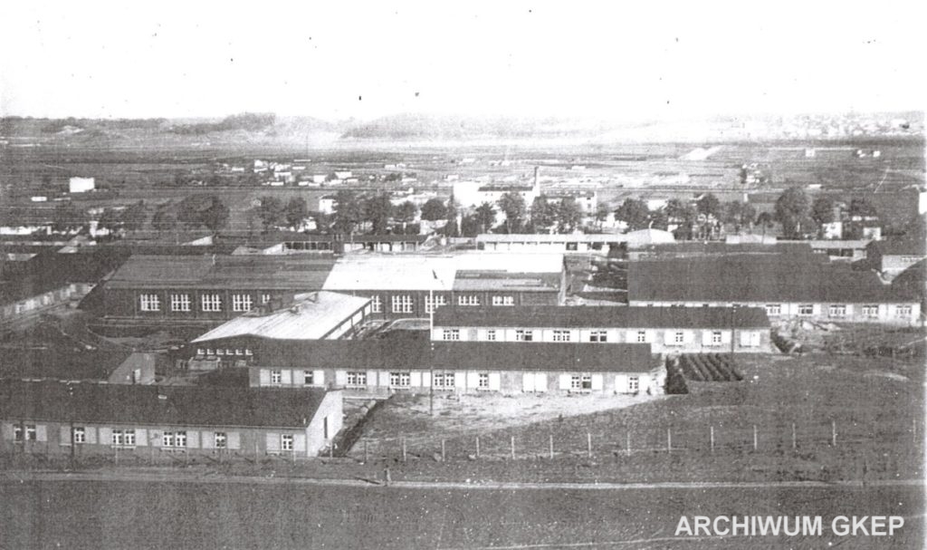 Obóz Nussdorf sfotografowany około roku 1942. W oddali widoczny szpaler drzew przy Albert Forster Strasse (obecnie ulica Morska)