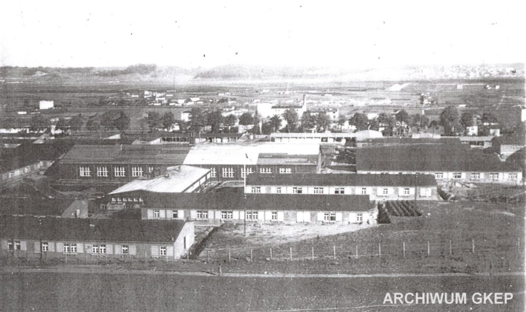 Obóz Nussdorf sfotografowany około roku 1942. W oddali widoczny szpaler drzew przy Albert Forster Strasse (obecnie ulica Morska) 